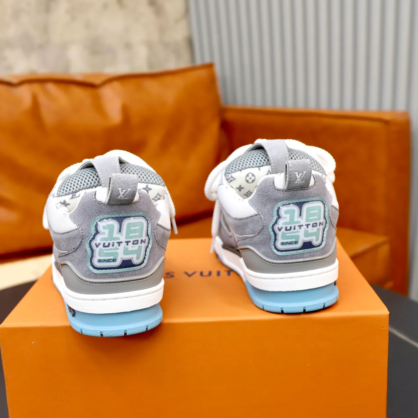 Ex-factory price: 860💰LV Couple👫Louis Vuitton TRAINER sneakers classic Louis Vuitton men's artistic director Virgil Abloh picked inspiration to create this LV Trainer sneaker. Yingze crystal inlays present a colorful effect. VS can be matched with two gorgeous effect colors. The LV letter logo badge on the tongue is gorgeous and noble. The LV letter is decorated on the side. The outsole is decorated with a Monogram flower pattern. It shows the trend of elegance and nobility! Men's and women's models: 35-46